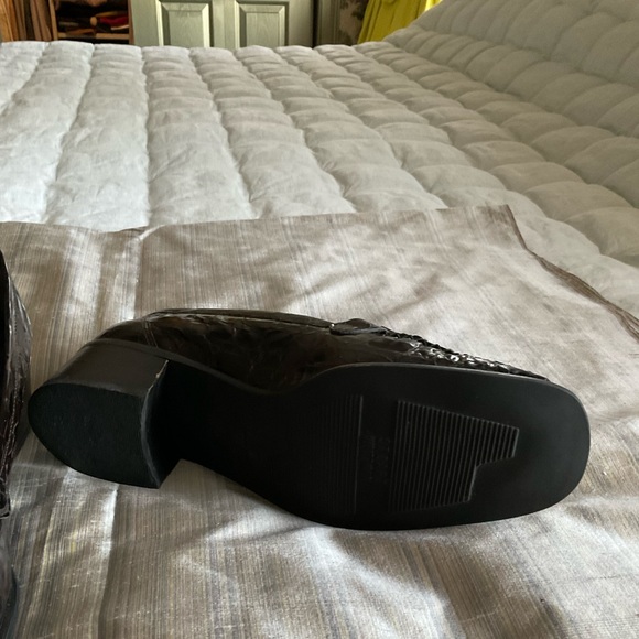 Stuart Weitzman patent croc loafer. Leather. Strip of black stones on top - Picture 6 of 6